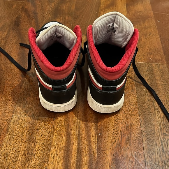 Nike Jordans size 7Y or women’s 8.5 - Picture 3 of 5